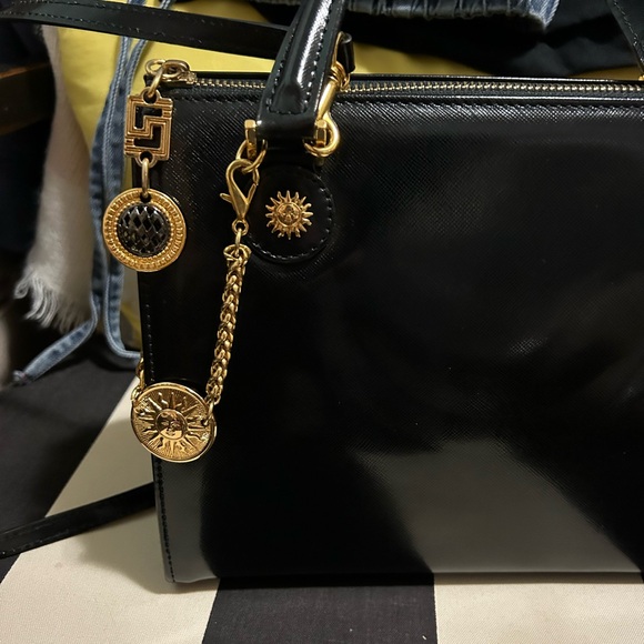 Gianni Versace Vintage Sunburst 2-Way top handle in black patent leather w/Charm - Picture 6 of 15